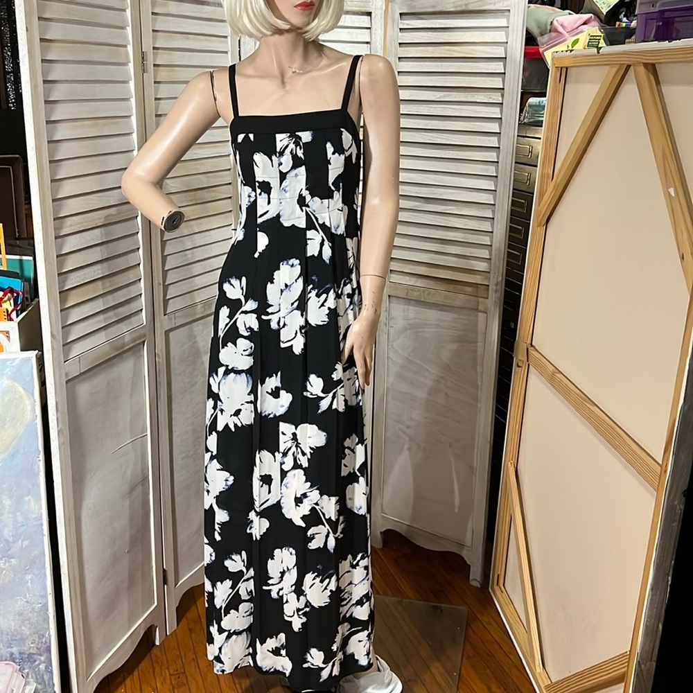 White House Black Market pleated sleeveless floral maxi dress; size 00